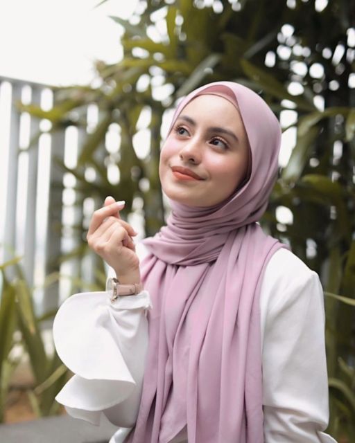 Mengadaptasi Cara Pakai Pashmina Ala Tasnim Shah, Simpel Tapi Bisa Buat ke Mana-Mana!