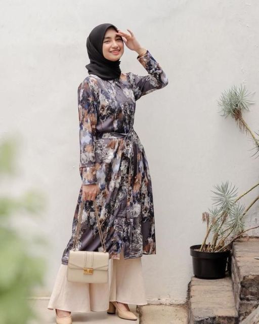 9 Tunik Motif Bunga yang Bisa Upgrade Penampilanmu Sebagai Hijabers. Dijamin Unik!