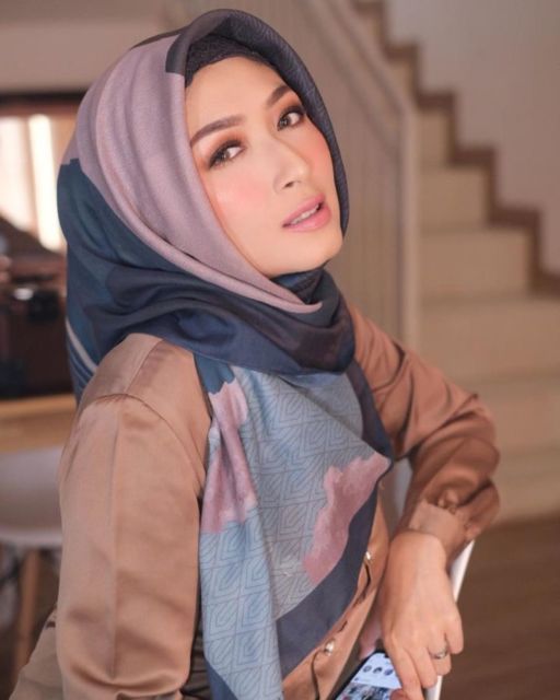 Perbandingan Gaya 9 Istri Aktor Indonesia yang Sama-Sama Sederhana. Cantik Natural!