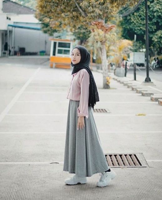 Bermodal Rok Longgar dan Sneakers, 9 Hijabers Ini Bisa Tampil Selow Tapi Elegan. Lucu!