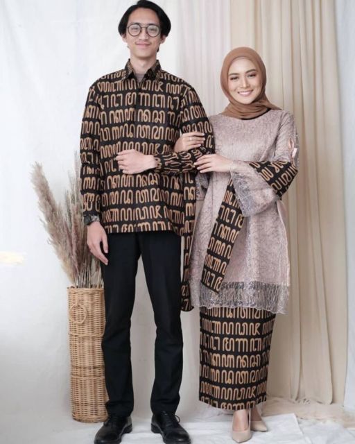 9 Motif Kebaya Couple Terbaru Bernuansa Kalem dan Elegan. Bikin Kompak Bareng Pasangan!