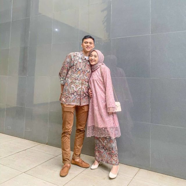 9 Motif Kebaya Couple Terbaru Bernuansa Kalem dan Elegan. Bikin Kompak Bareng Pasangan!