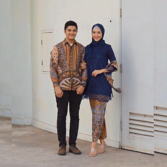 9 Motif Kebaya Couple Terbaru Bernuansa Kalem dan Elegan. Bikin Kompak Bareng Pasangan!