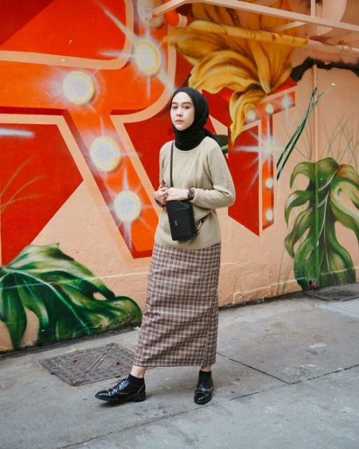 9 Cara Unik Pakai Sweater dan Rok Longgar Buat Hijabers. Sederhana dan Anggun!