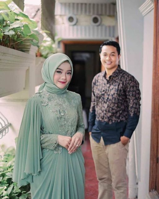 9 Motif Kebaya Couple Terbaru Bernuansa Kalem dan Elegan. Bikin Kompak Bareng Pasangan!