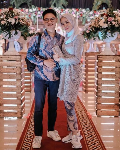 9 Motif Kebaya Couple Terbaru Bernuansa Kalem dan Elegan. Bikin Kompak Bareng Pasangan!