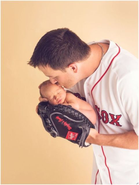 Unik dan Terlihat 'Mesra', Ini 10 Ide Newborn Photoshoot Bareng Ayah. Kudu Coba!