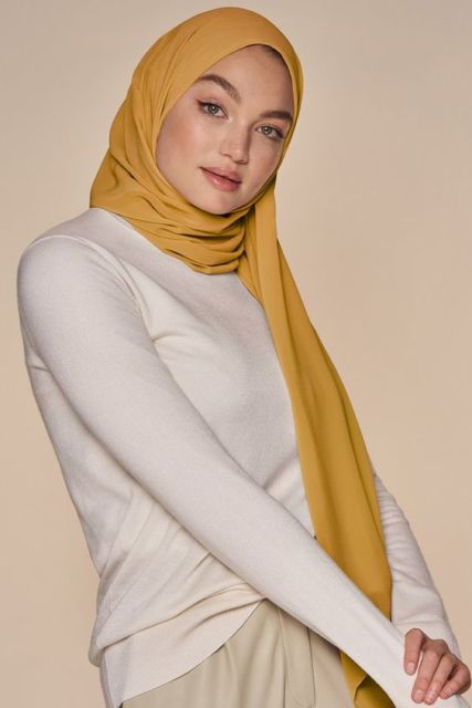 4 Bukti Kalau Warna Kuning Bisa 'Bersahabat' dengan Para Hijaber. Simak Padu Padannya!