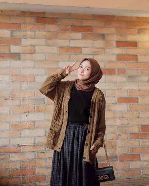 9 Cara Unik Pakai Sweater dan Rok Longgar Buat Hijabers. Sederhana dan Anggun!