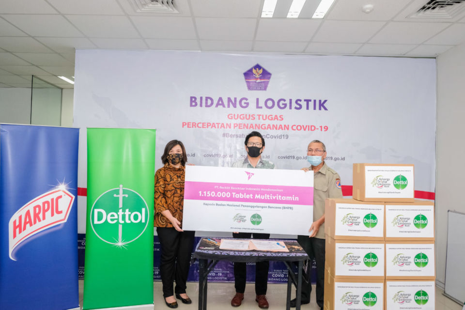 Salurkan Donasi Rp 22 M, Dettol dan Harpic Bantu #MelindungiGardaDepan Lawan Covid-19