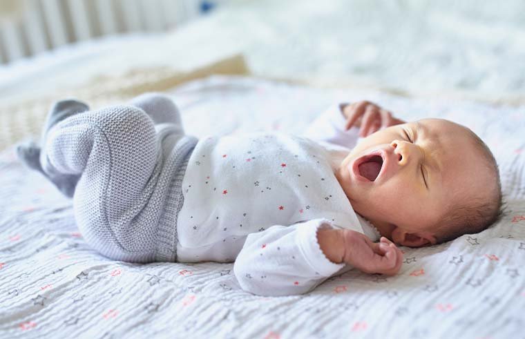 5 Trik Jitu Menidurkan Bayi yang Susah Tidur dan Sampai Larut Malam Ngajak Main Melulu~