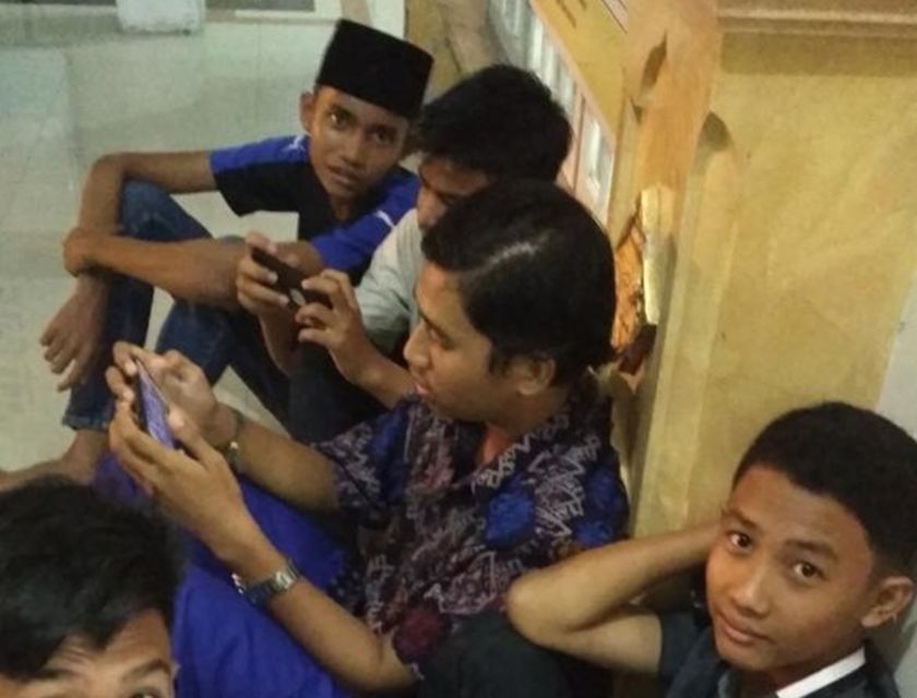 11 Kelakuan Kocak Orang Manfaatkan Wi-Fi di Masjid. Pakai Boleh, tapi Nggak Gitu juga Kali! :(