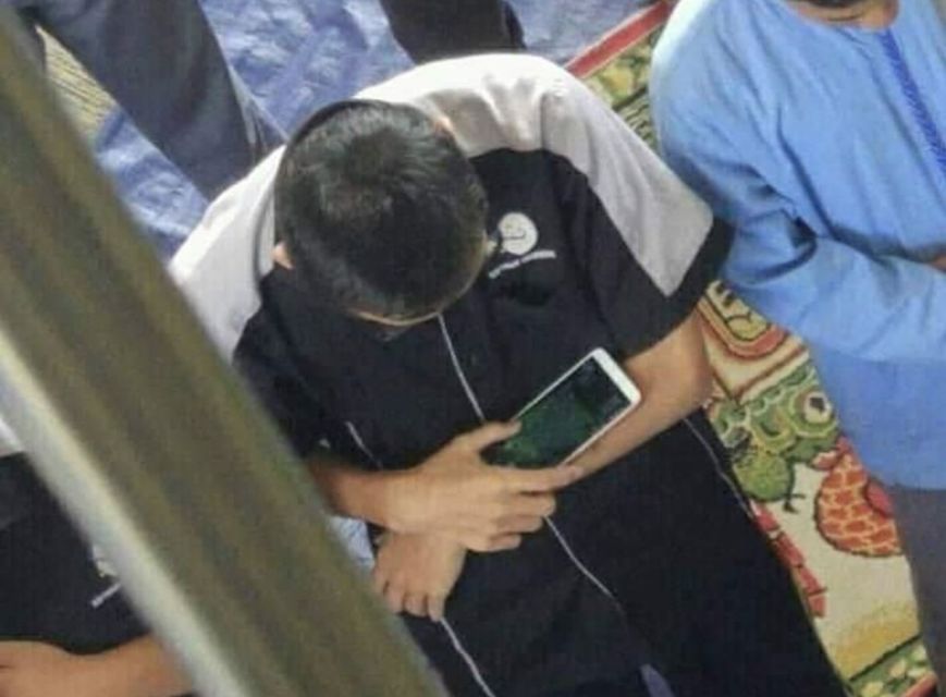 11 Kelakuan Kocak Orang Manfaatkan Wi-Fi di Masjid. Pakai Boleh, tapi Nggak Gitu juga Kali! :(