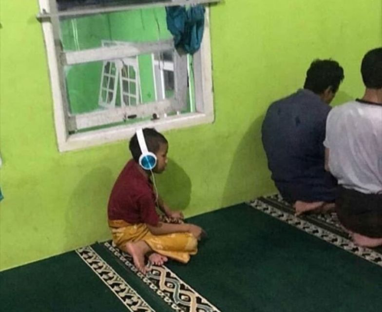 11 Kelakuan Kocak Orang Manfaatkan Wi-Fi di Masjid. Pakai Boleh, tapi Nggak Gitu juga Kali! :(