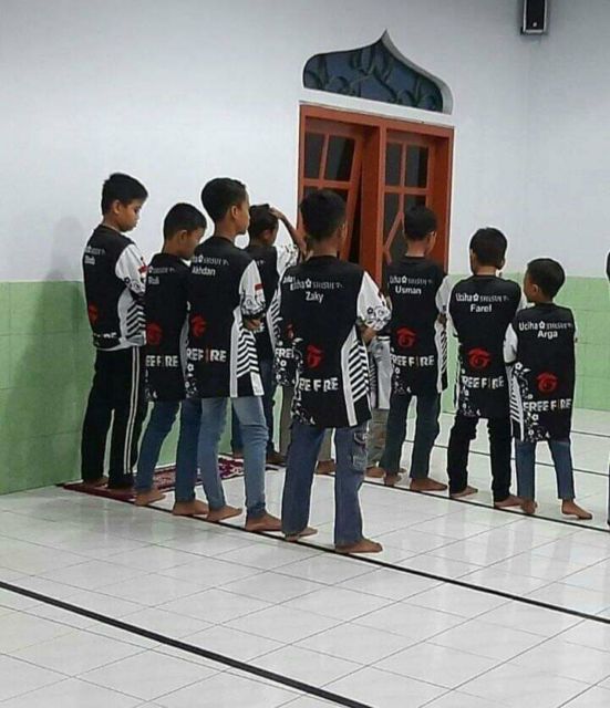 11 Kelakuan Kocak Orang Manfaatkan Wi-Fi di Masjid. Pakai Boleh, tapi Nggak Gitu juga Kali! :(