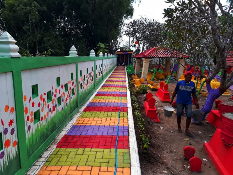 Kisah di Balik Makam Warna-Warni yang Viral di Madiun, Sengaja Dicat Supaya Tidak Terkesan Angker