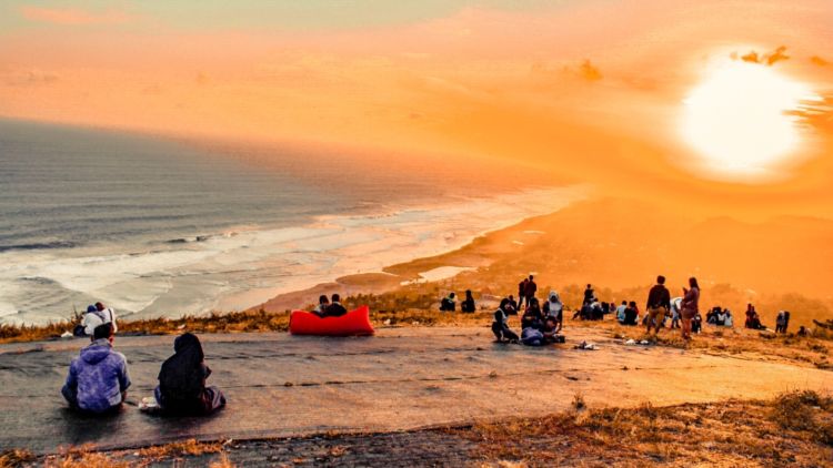 Menikmati Keindahan Sunset di Bukit Paralayang Yogyakarta