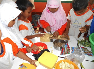 Masih Ingat Momen Praktik Masak Zaman SD & SMP? Pasti Kenangan Konyol ini Masih Membekas dong~