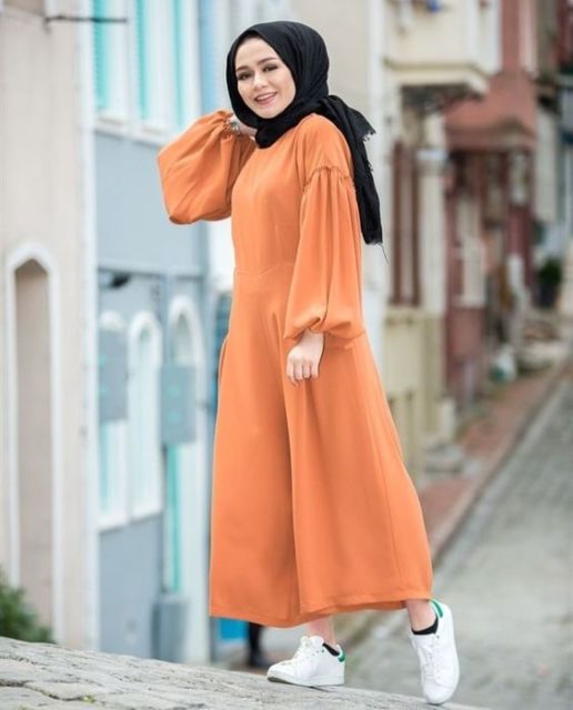 model tunik