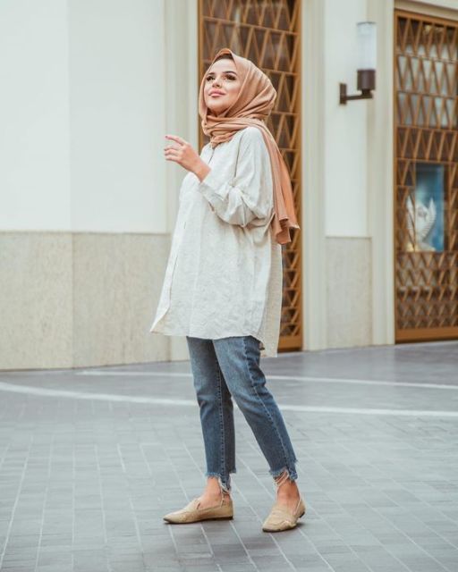 8 Kemeja Longgar Favorit Para Hijaber Buat Segala Acara. Manis, Meski Motifnya Biasa!