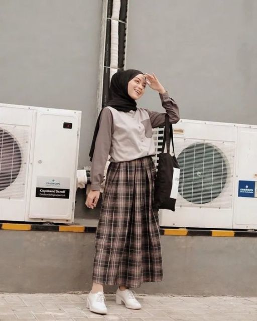 Bermodal Rok Longgar dan Sneakers, 9 Hijabers Ini Bisa Tampil Selow Tapi Elegan. Lucu!