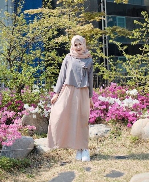 Bermodal Rok Longgar dan Sneakers, 9 Hijabers Ini Bisa Tampil Selow Tapi Elegan. Lucu!