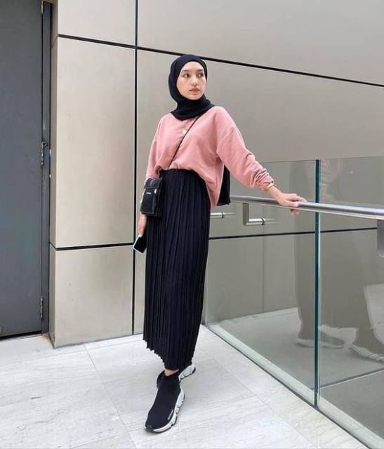 Bermodal Rok Longgar dan Sneakers, 9 Hijabers Ini Bisa Tampil Selow Tapi Elegan. Lucu!