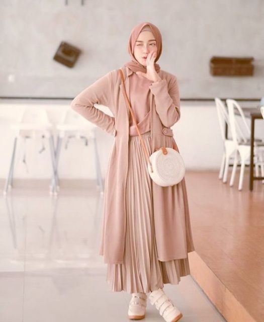 Bermodal Rok Longgar dan Sneakers, 9 Hijabers Ini Bisa Tampil Selow Tapi Elegan. Lucu!