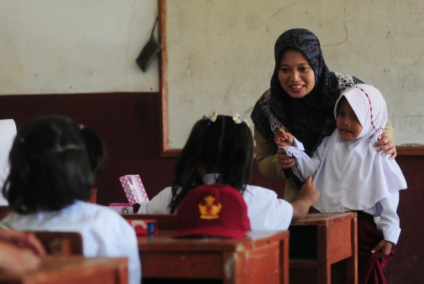 Ini Aturan Baru Gaji Guru Honorer yang Dikeluarkan Nadiem Makarim. Ada 3 Syaratnya!