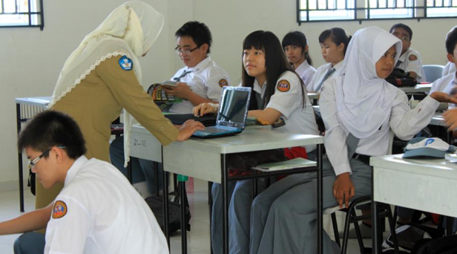 Jadi Guru di Tengah Pandemi Itu Nggak Gampang. Lakukan Hal Ini Untuk Menjaga Nyala Semangat