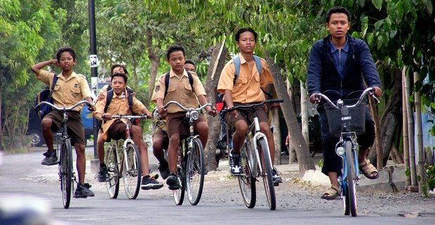 Suka Duka Berangkat Sekolah Naik Sepeda: Jauh Dekat Ditempuh demi Masa Depan yang Cerah!