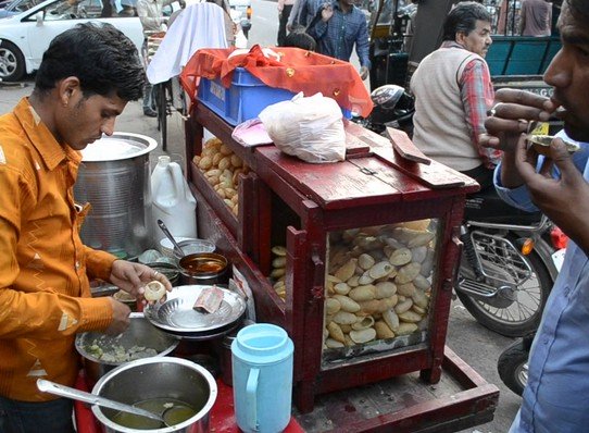 Penjual Jajanan Kaki Lima di India yang Lekat dengan Stigma Jorok. Memang Beneran Begitu, ya?