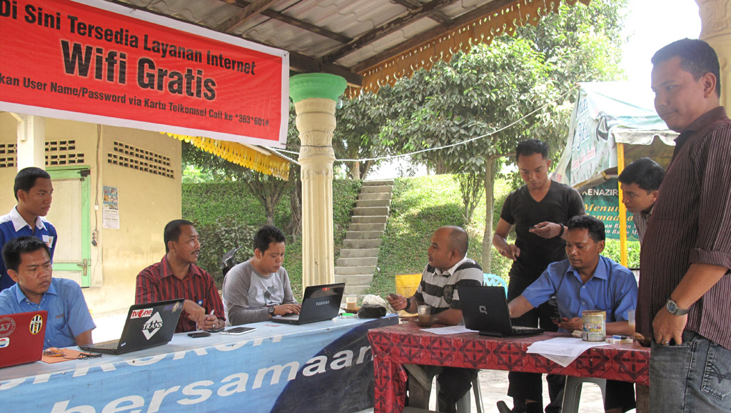 11 Kelakuan Kocak Orang Manfaatkan Wi-Fi di Masjid. Pakai Boleh, tapi Nggak Gitu juga Kali! :(