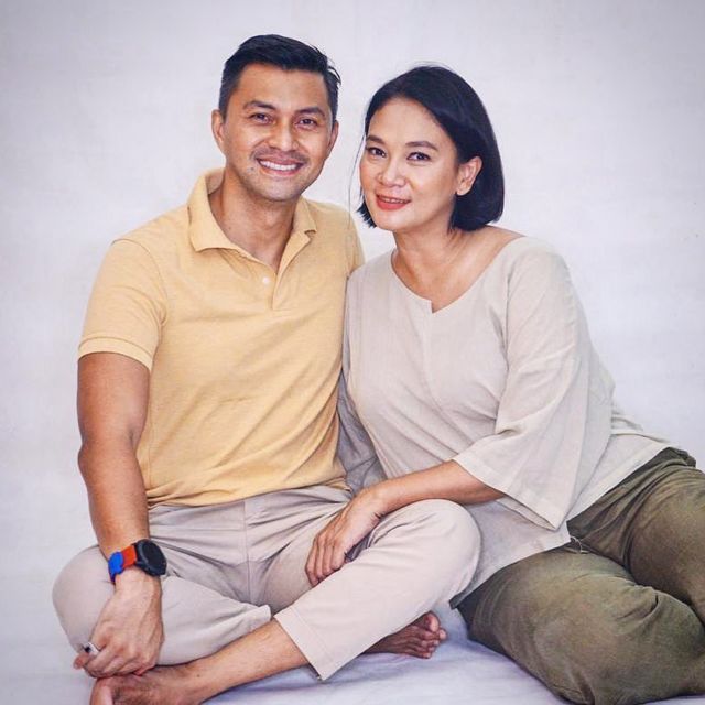 10 Artis Cowok yang Punya Istri Lebih Tua. Pernikahannya Tetap Bahagia!