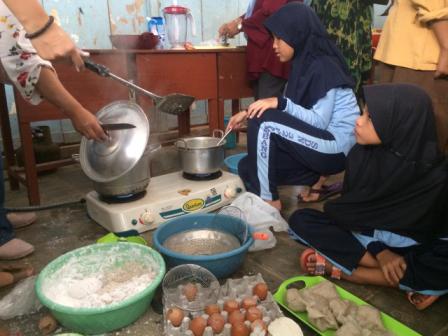 Masih Ingat Momen Praktik Masak Zaman SD & SMP? Pasti Kenangan Konyol ini Masih Membekas dong~