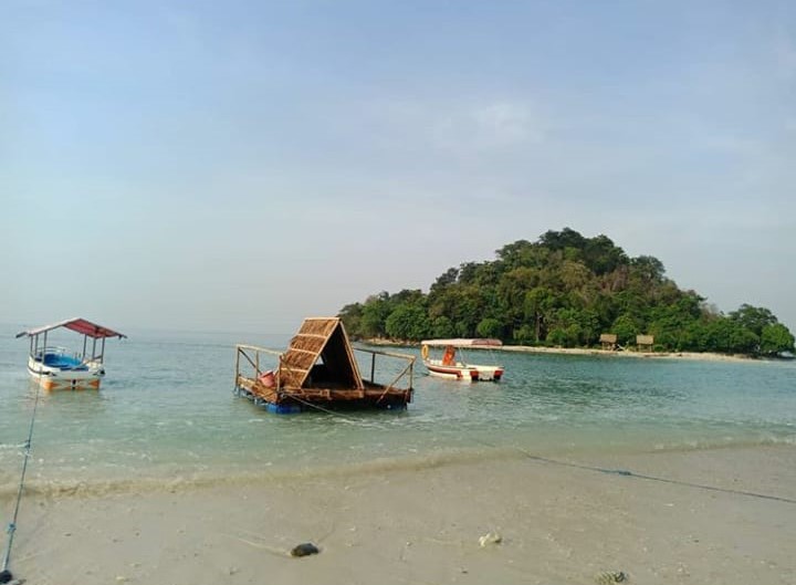 Wisata Pasir Timbul di Pulau Mengkudu, Wajib Masuk Wishlist-mu Nih!