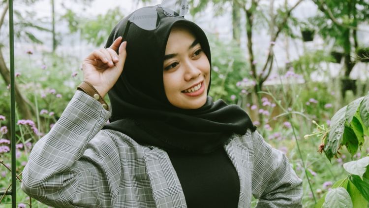 6 Alasan Valid Kenapa Hijab Warna Hitam Selalu Jadi Andalan Kaum Hawa. Padahal Juga Punya Warna Lainnya~