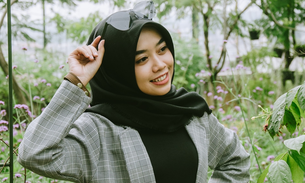 6 Alasan Valid Kenapa Hijab Warna Hitam Selalu Jadi Andalan Kaum Hawa. Padahal Juga Punya Warna Lainnya~