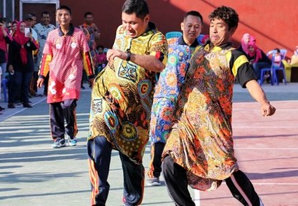 5 Momen Kocak Bapak-Bapak Main Bola Pakai Daster. Lomba Agustusan yang Paling Ditunggu nih!