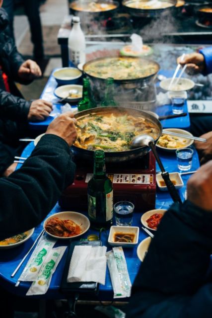 Nggak Hanya Asal Makan, Ini 5 Budaya Makan di Korea Selatan. Semua Tahapan Ada Artinya!