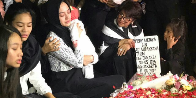 Pertama Kali, Ririn Ekawati Akhirnya Ajak sang Putri ke Makam Ayahnya. Nangis Nggak Mau Pulang