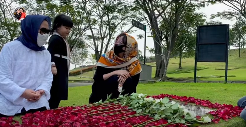 Pertama Kali, Ririn Ekawati Akhirnya Ajak sang Putri ke Makam Ayahnya. Nangis Nggak Mau Pulang