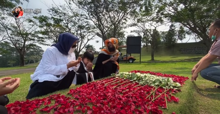 Pertama Kali, Ririn Ekawati Akhirnya Ajak sang Putri ke Makam Ayahnya. Nangis Nggak Mau Pulang