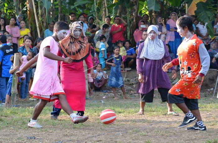 5 Momen Kocak Bapak-Bapak Main Bola Pakai Daster. Lomba Agustusan yang Paling Ditunggu nih!