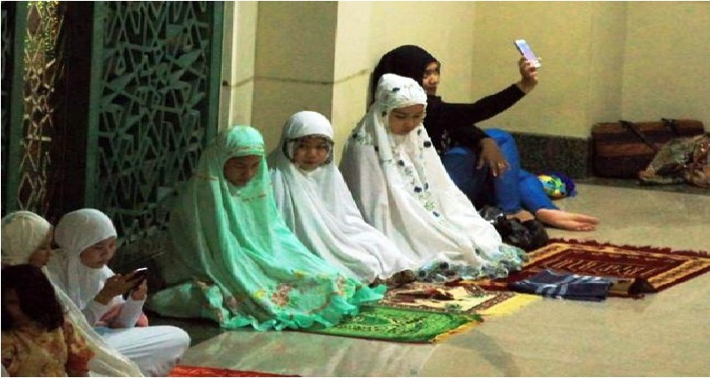 11 Kelakuan Kocak Orang Manfaatkan Wi-Fi di Masjid. Pakai Boleh, tapi Nggak Gitu juga Kali! :(