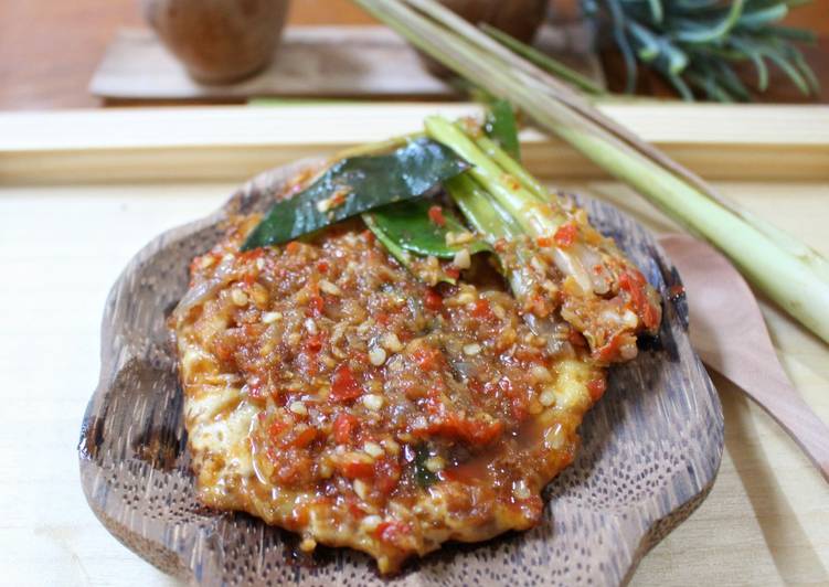 8 Resep Telur Ceplok yang Nggak Cuma Polosan Doang. Bumbunya Lezat, Selera Makan Meningkat!