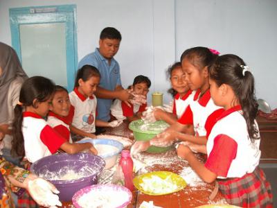 Masih Ingat Momen Praktik Masak Zaman SD & SMP? Pasti Kenangan Konyol ini Masih Membekas dong~