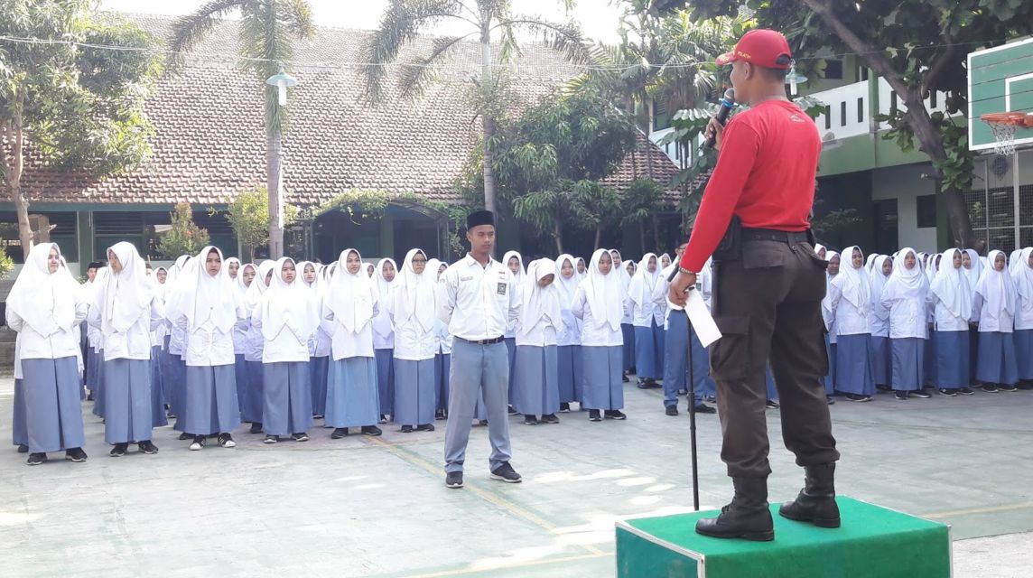 Nostalgia Jadi Petugas Upacara Rutin Setiap Senin Saat Sekolah Dulu. Anak Rajin Pasti Relate nih~