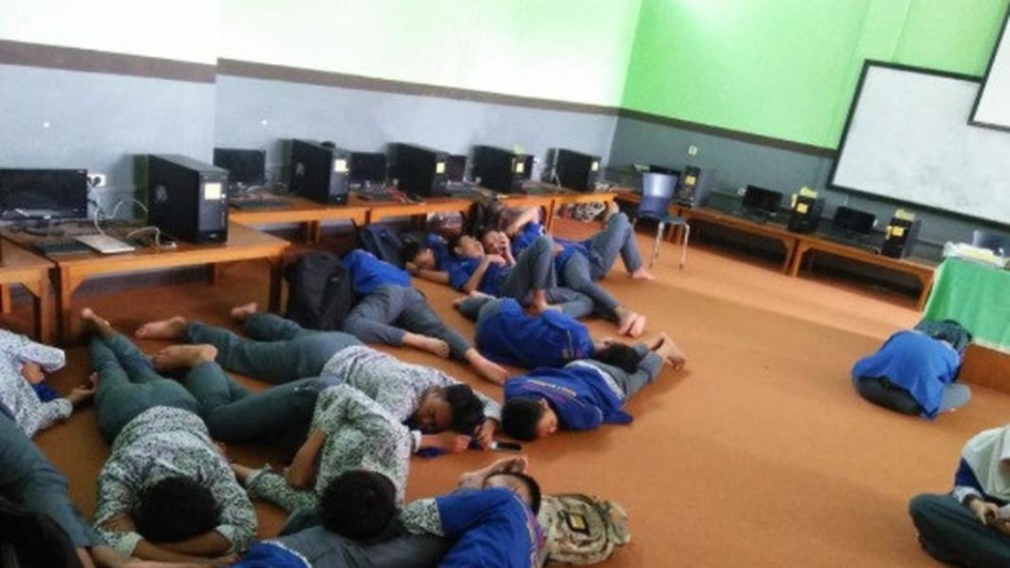 11 Potret Kocak Murid Tertangkap Basah Sedang Tidur di Kelas. Kesabaran Guru Bisa Dilihat dari Sini