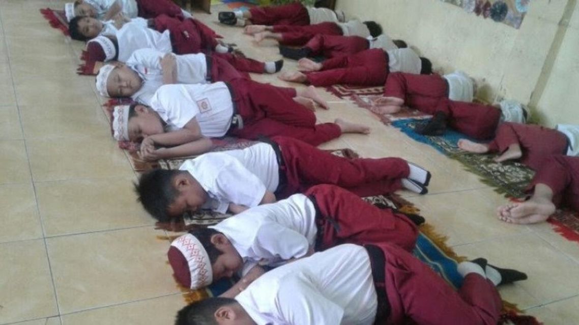 11 Potret Kocak Murid Tertangkap Basah Sedang Tidur di Kelas. Kesabaran Guru Bisa Dilihat dari Sini